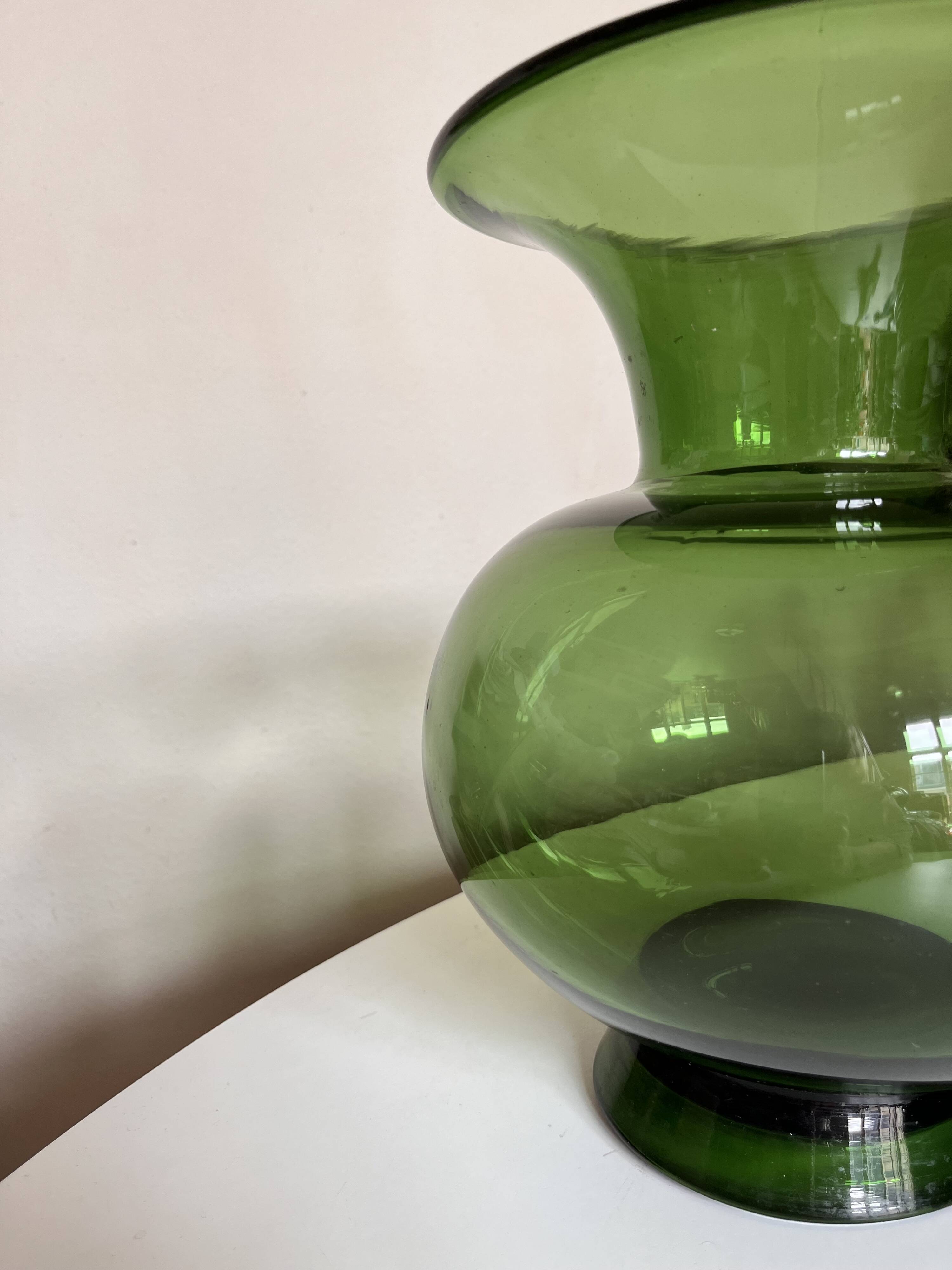 XXXL baluster vase in Empoli glass, 1960 Italian neoclassical design.