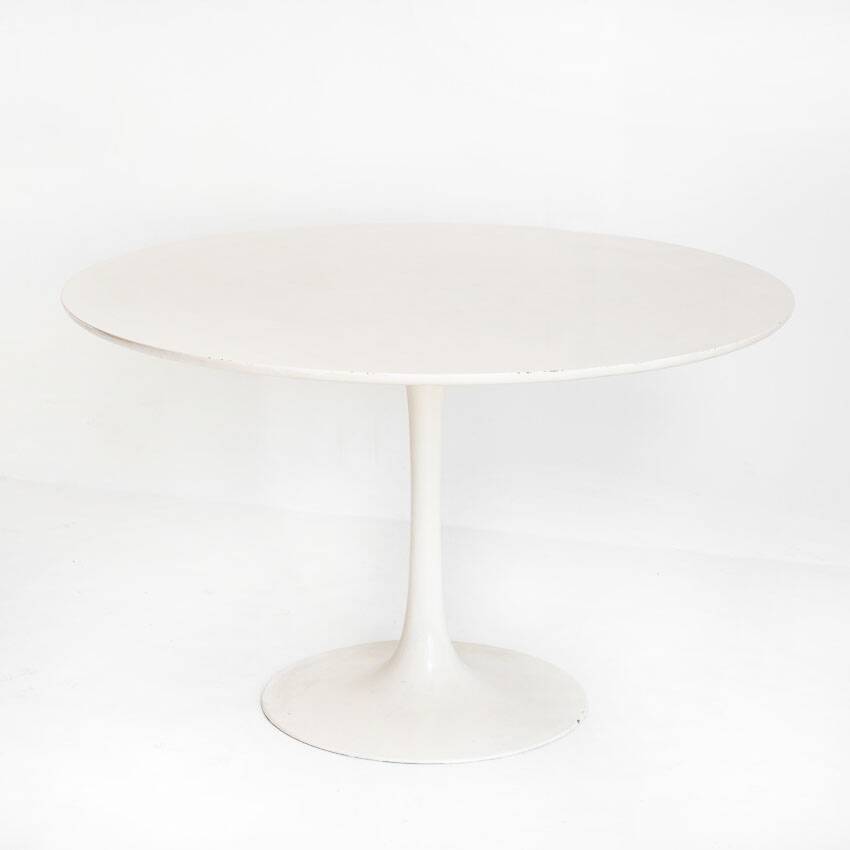 Vintage round table with tulip foot by Maurice Burke for Arkana. Aluminum + lacquered wood. United Kingdom, 60