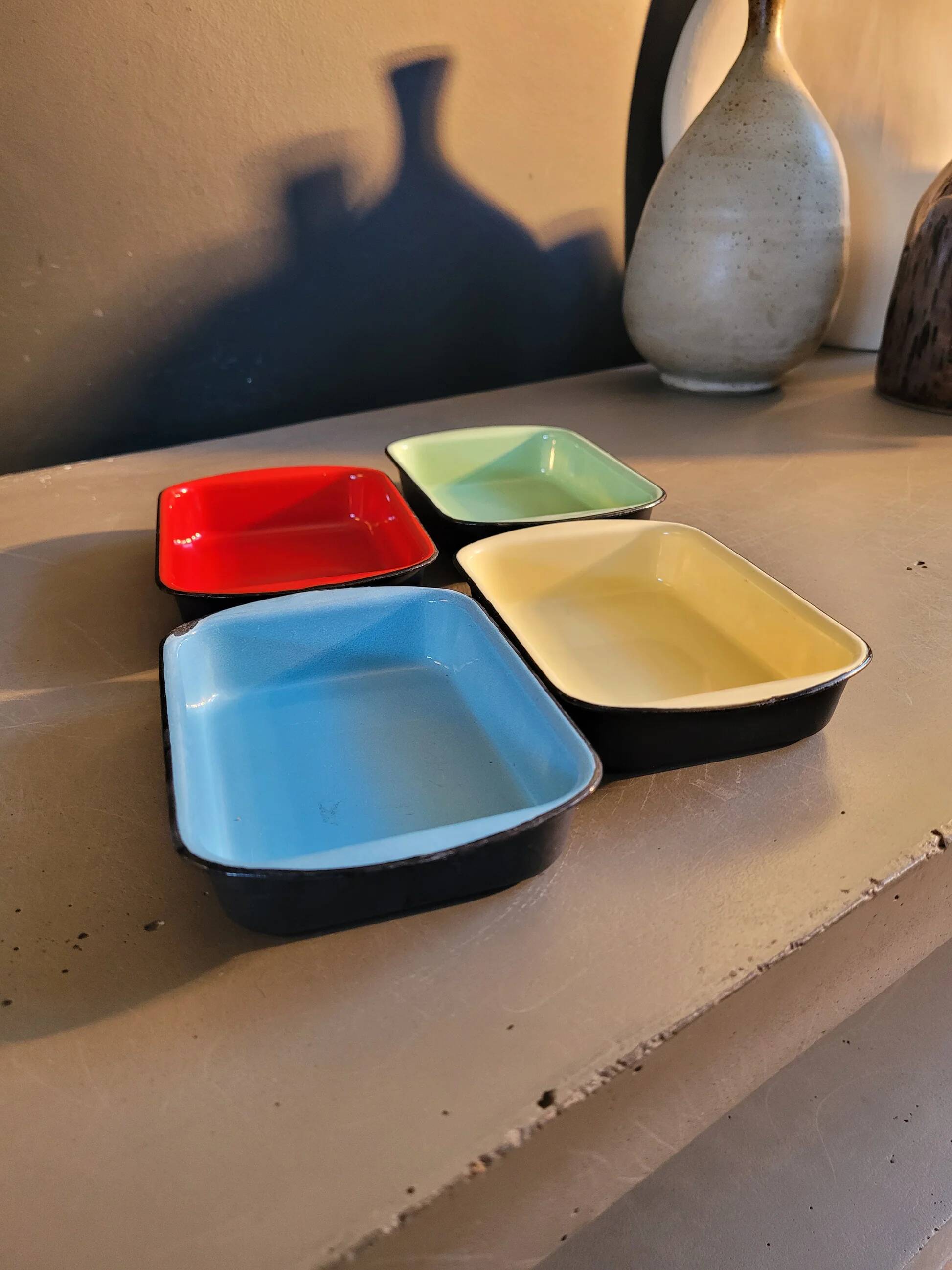 Lot de 4 raviers / plats en fonte émaillée