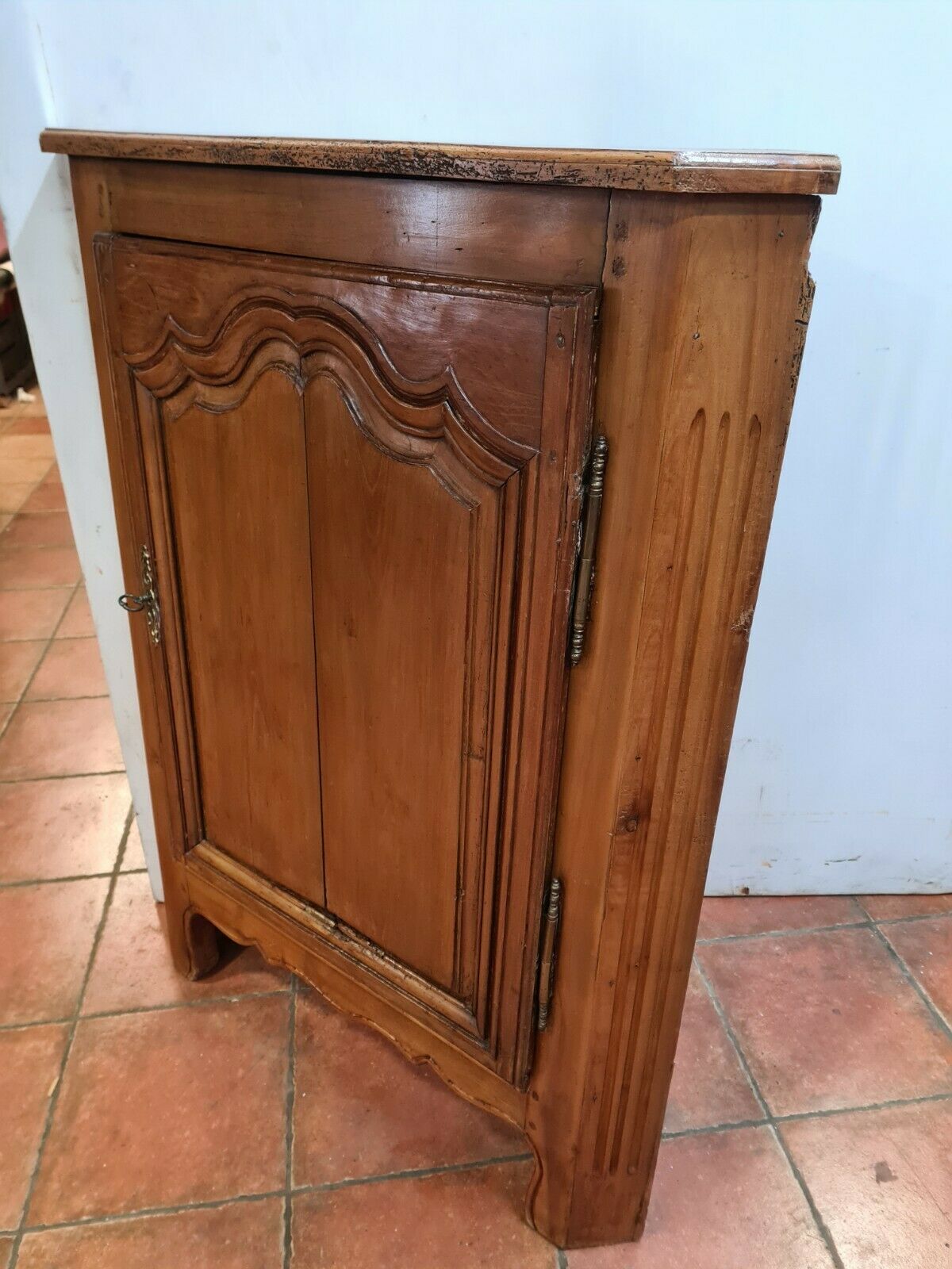 Bahut encoignure en merisier