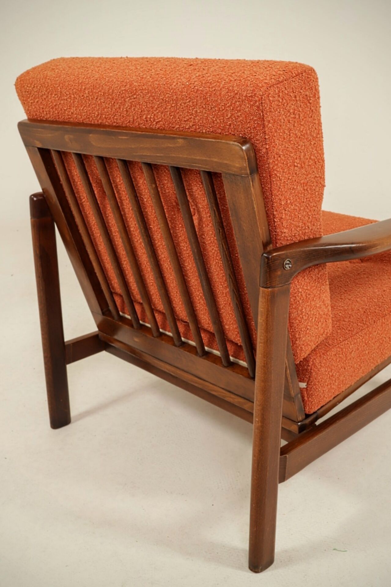 Modern long chair terracotta bouclé