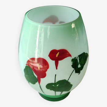 Vase en cristal opaline, fleurs arum rouges. Vintage