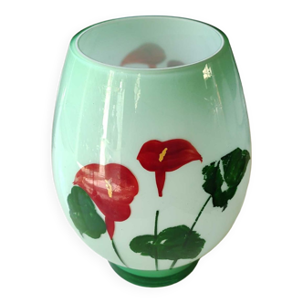 Vase en cristal opaline, fleurs arum rouges. Vintage