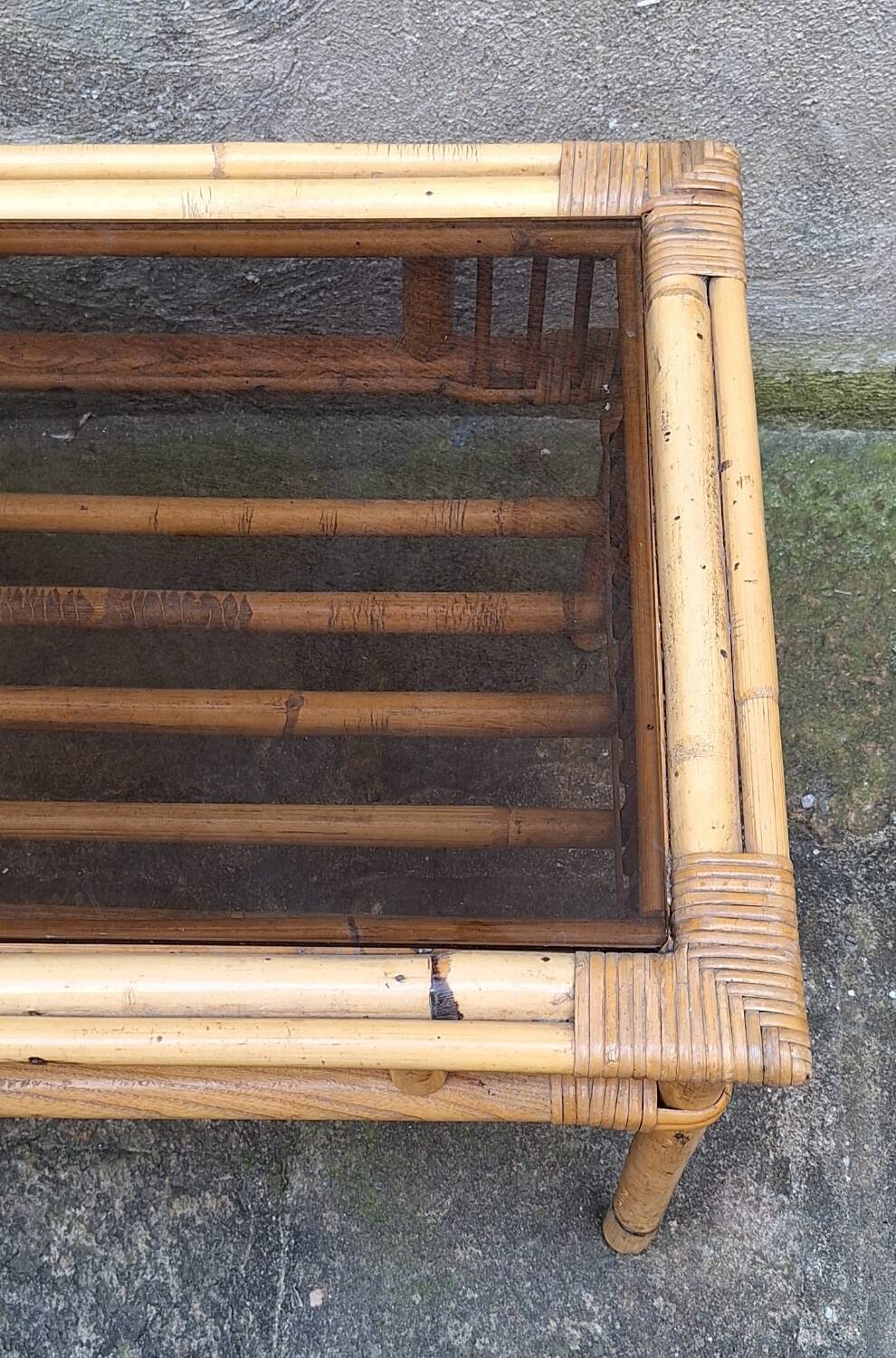 Table basse en rotin et verre fumé