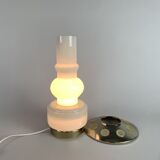 Lampe de table en verre opale et laiton plaqué, milieu du siècle, années 1960
