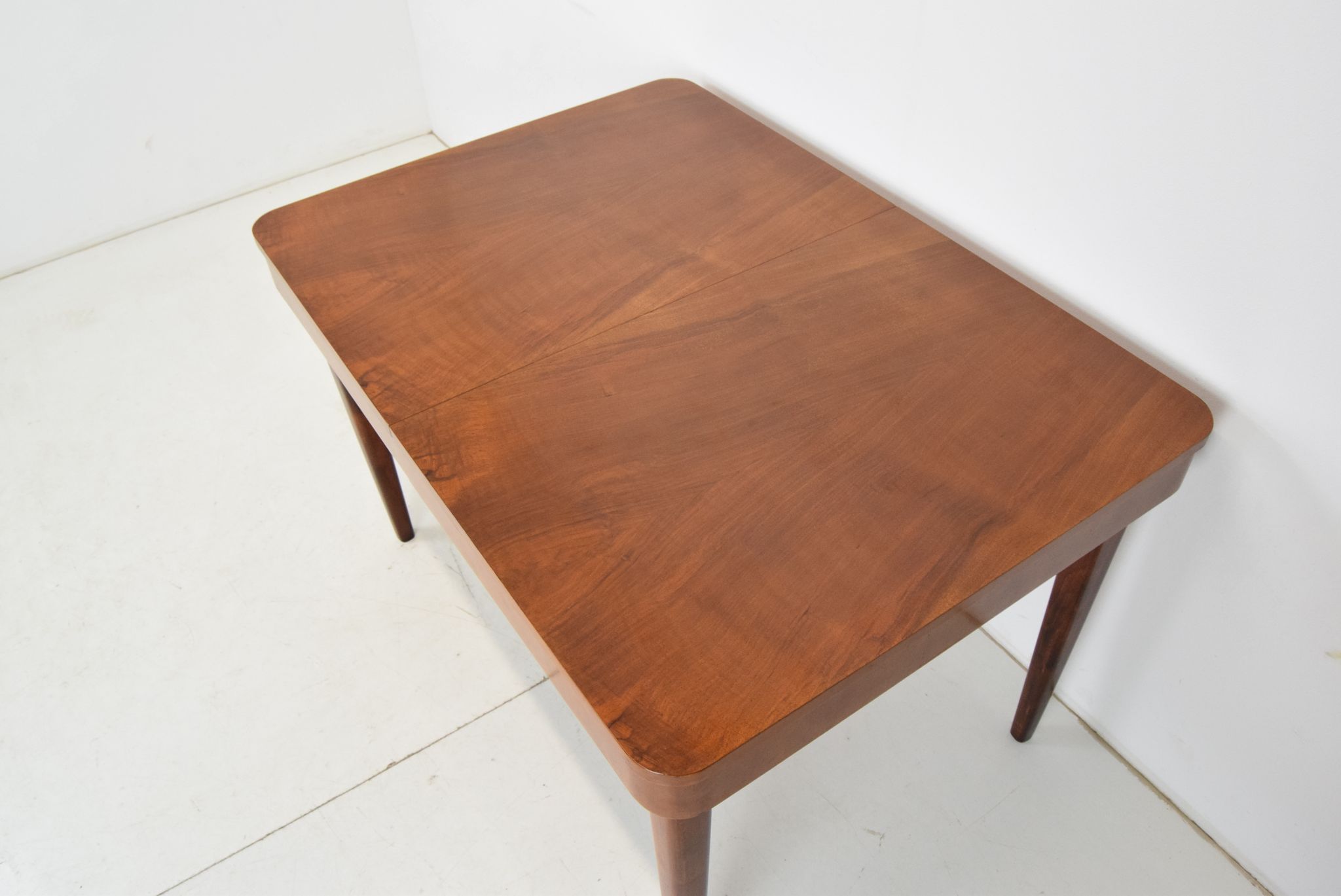 Table à manger extensible Art déco, conçue par Jindrich Halabala, années 1940.