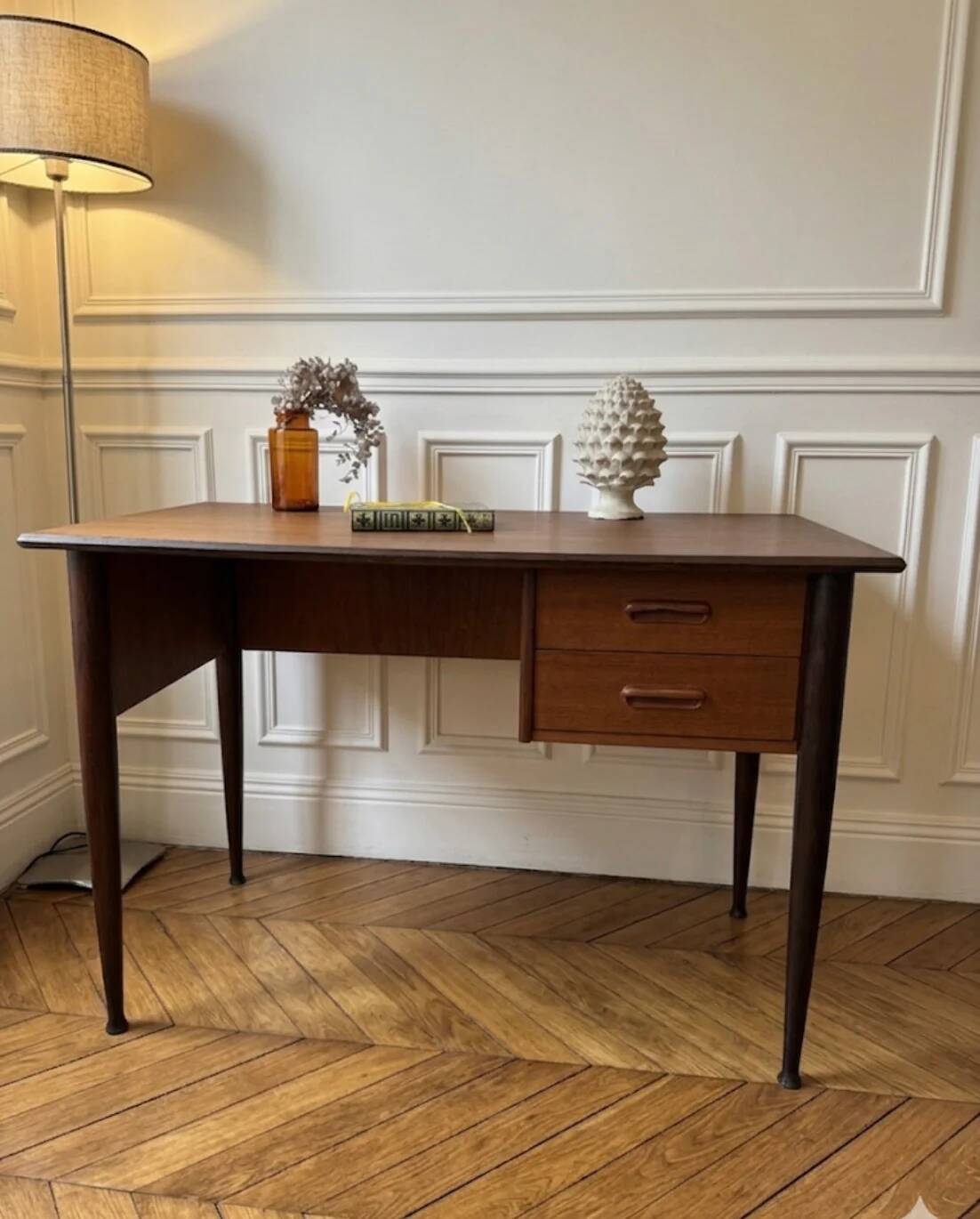 Bureau vintage style scandinave pieds fuselés