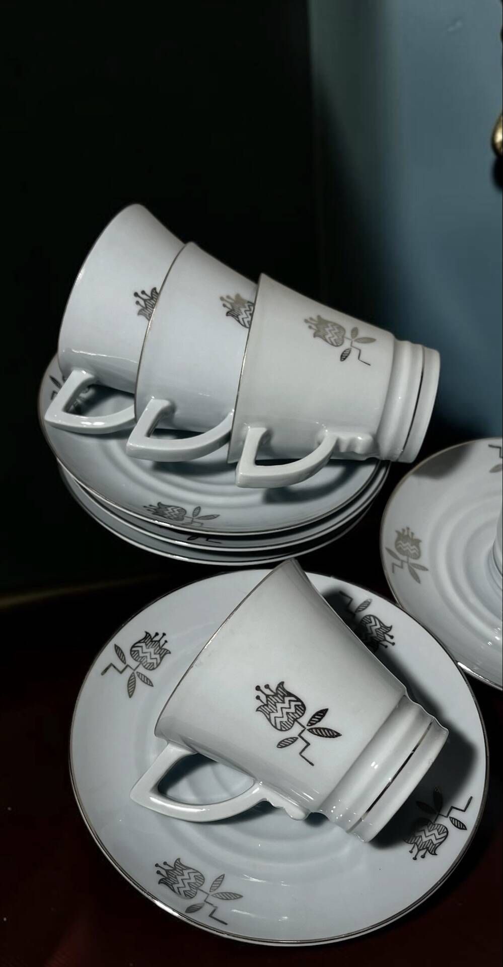Vintage coffee service in fine porcelain from Czechoslovakia – 5 cups