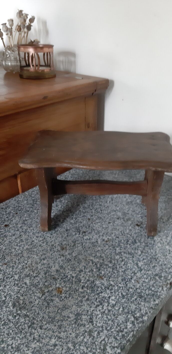 small bench rests feet