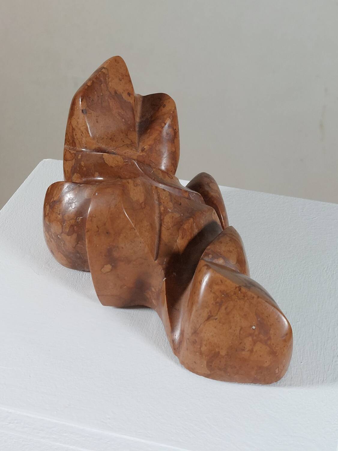 Sculpture en marbre artisanale de forme organique vintage