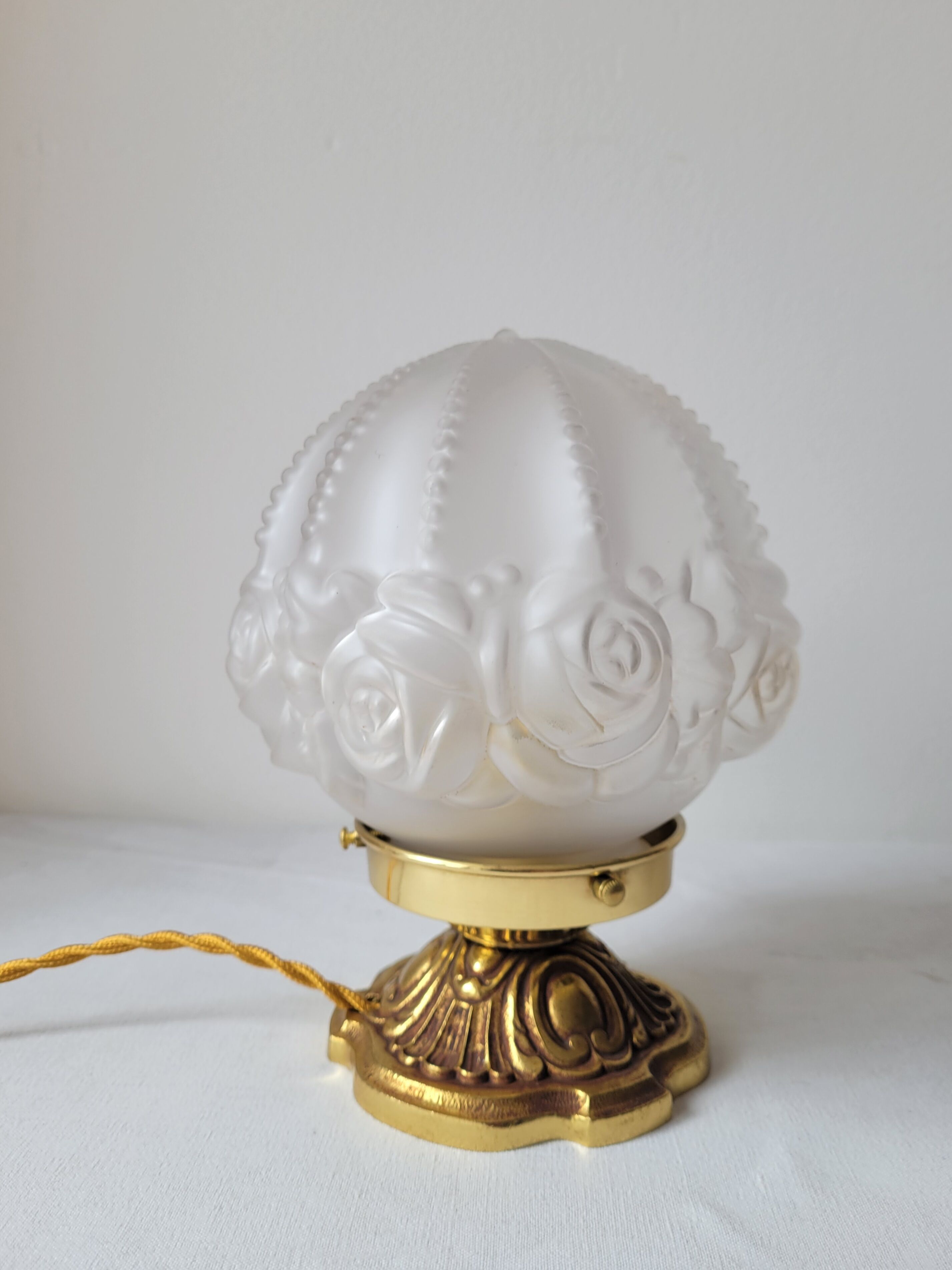 Art deco lamp in bronze and frosted glass