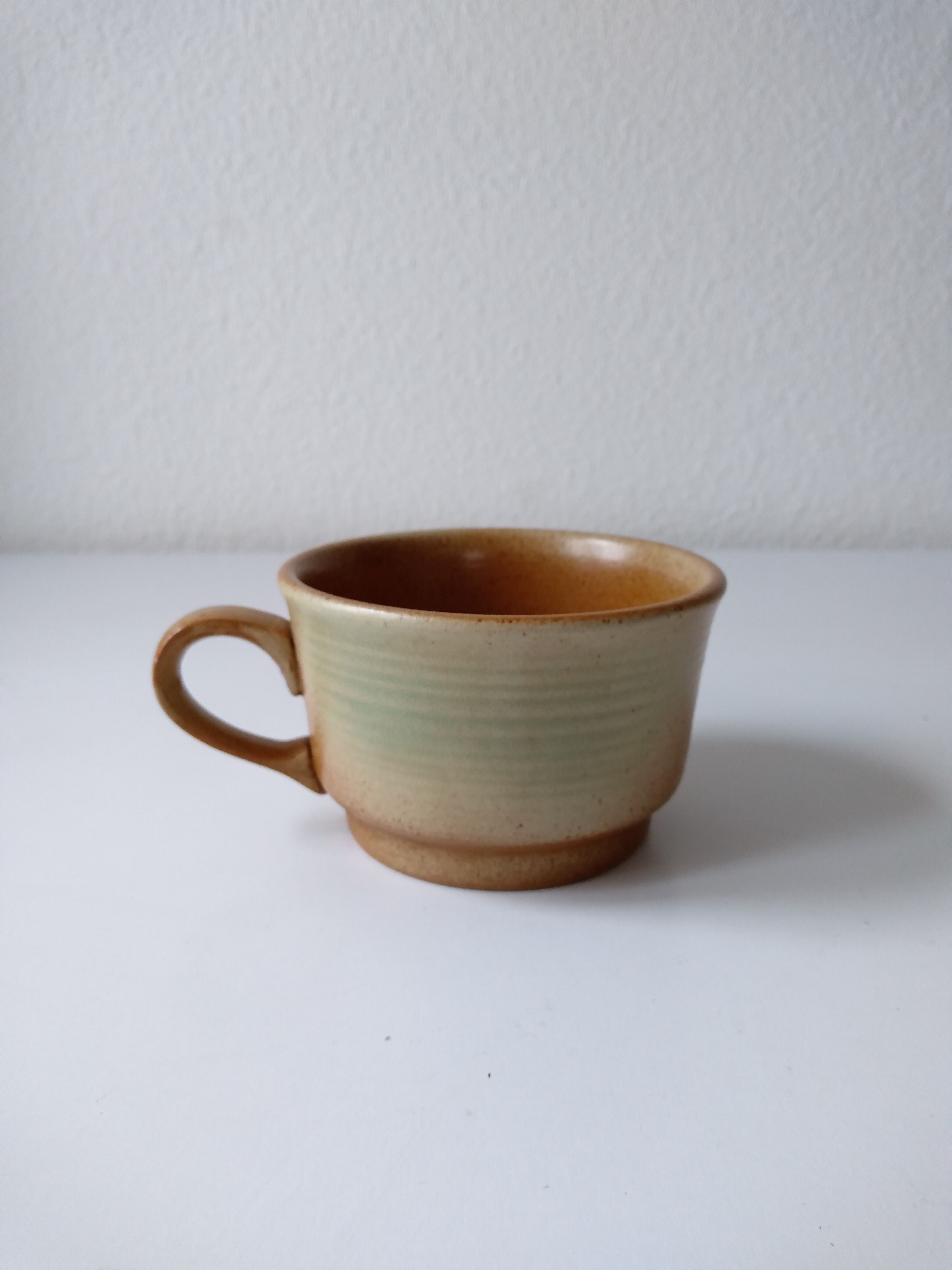 Tasse grès village beige et bleu vert signée