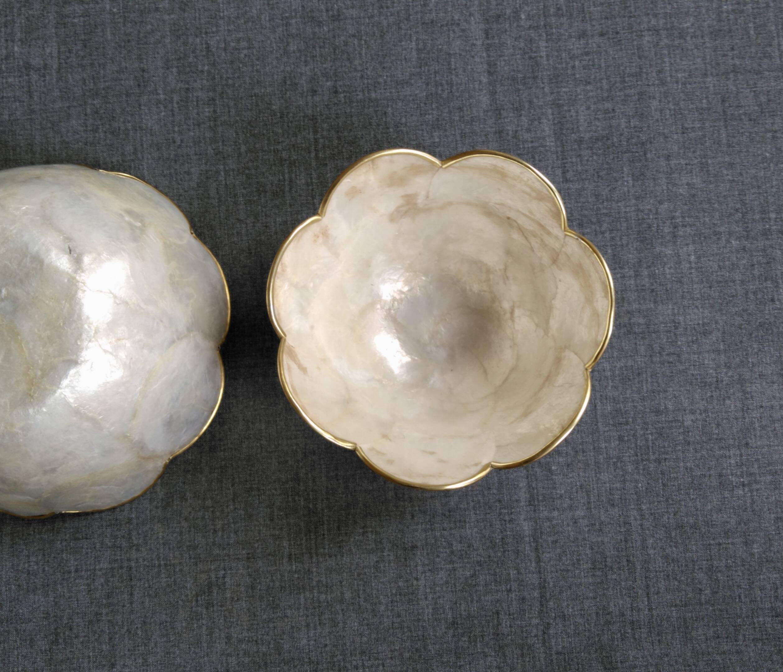 2 flower-shaped cups in mother-of-pearl and brass, 70s-80s