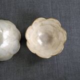 2 coupelles forme fleur en nacre et laiton, années 70-80