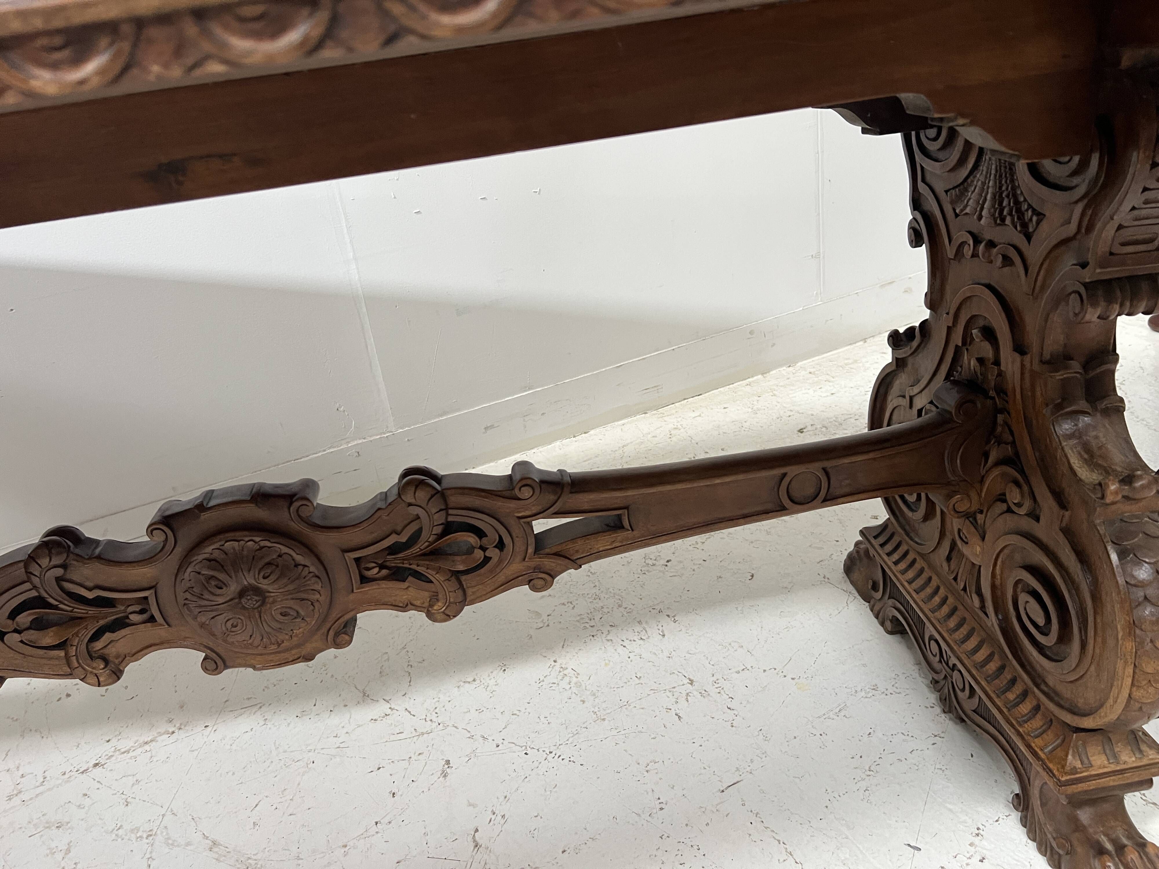 Table a manger de style Renaissance en bois massif sculpté XX siècle