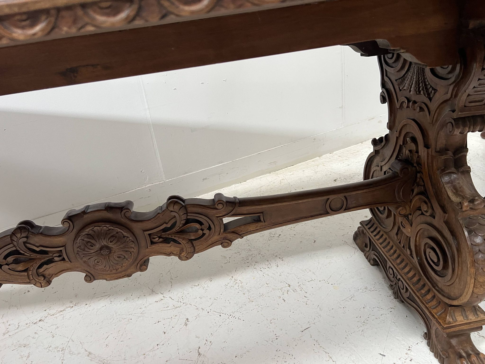 Table a manger de style Renaissance en bois massif sculpté XX siècle