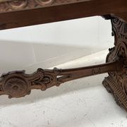 Table a manger de style Renaissance en bois massif sculpté XX siècle