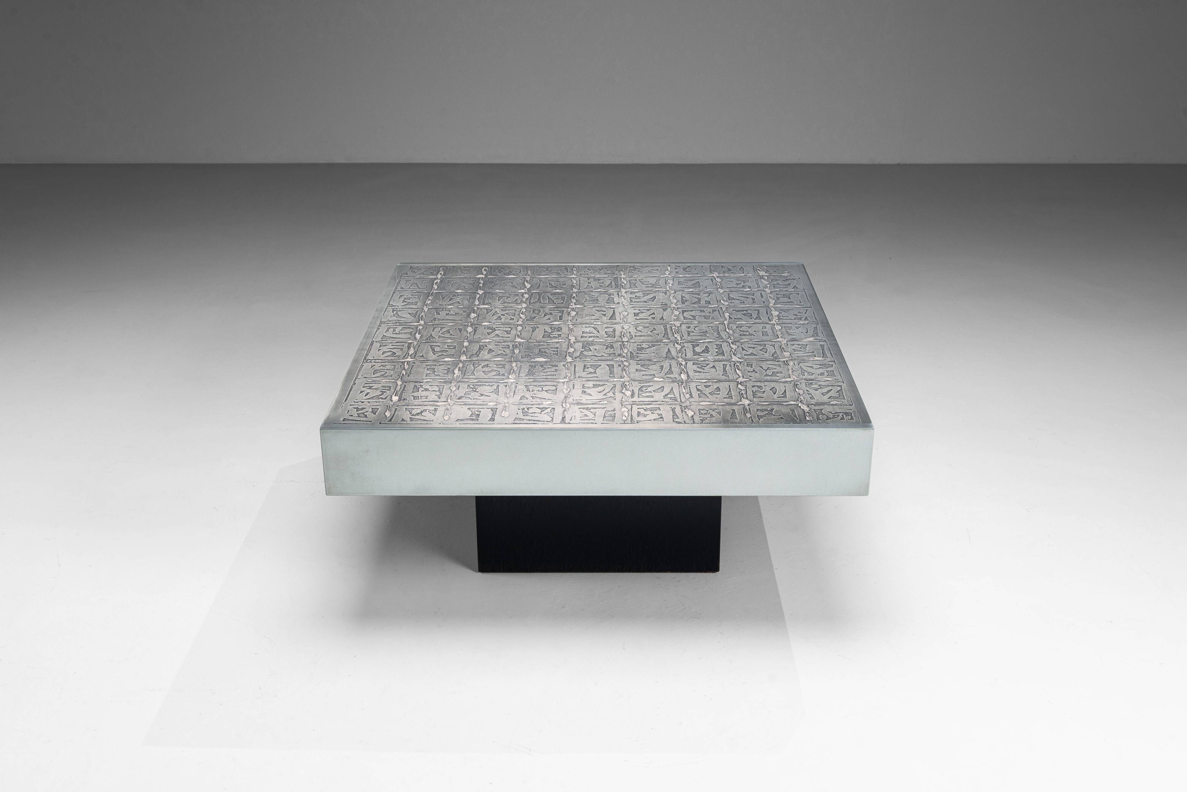 Table basse gravée par Bernhard Rohne