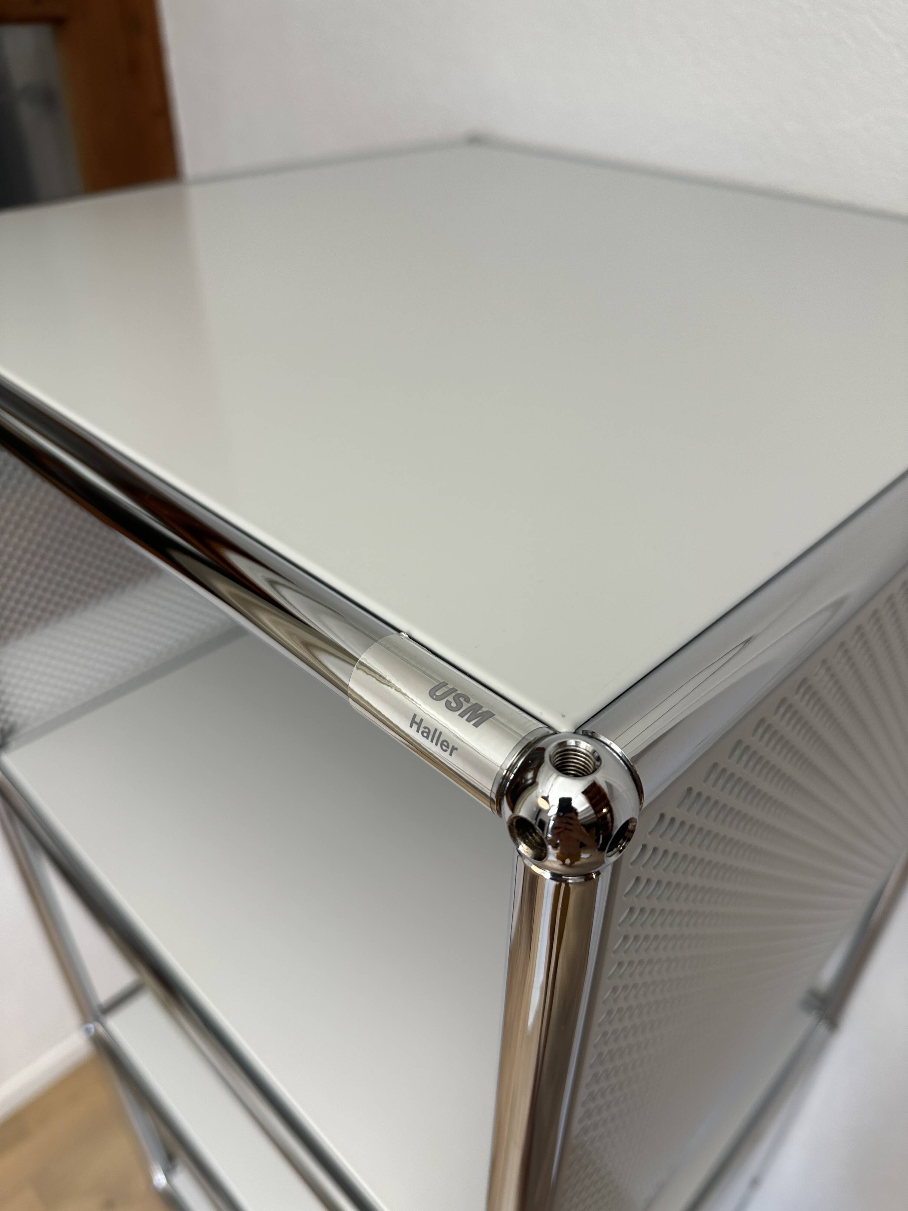 USM Haller shelf in light grey