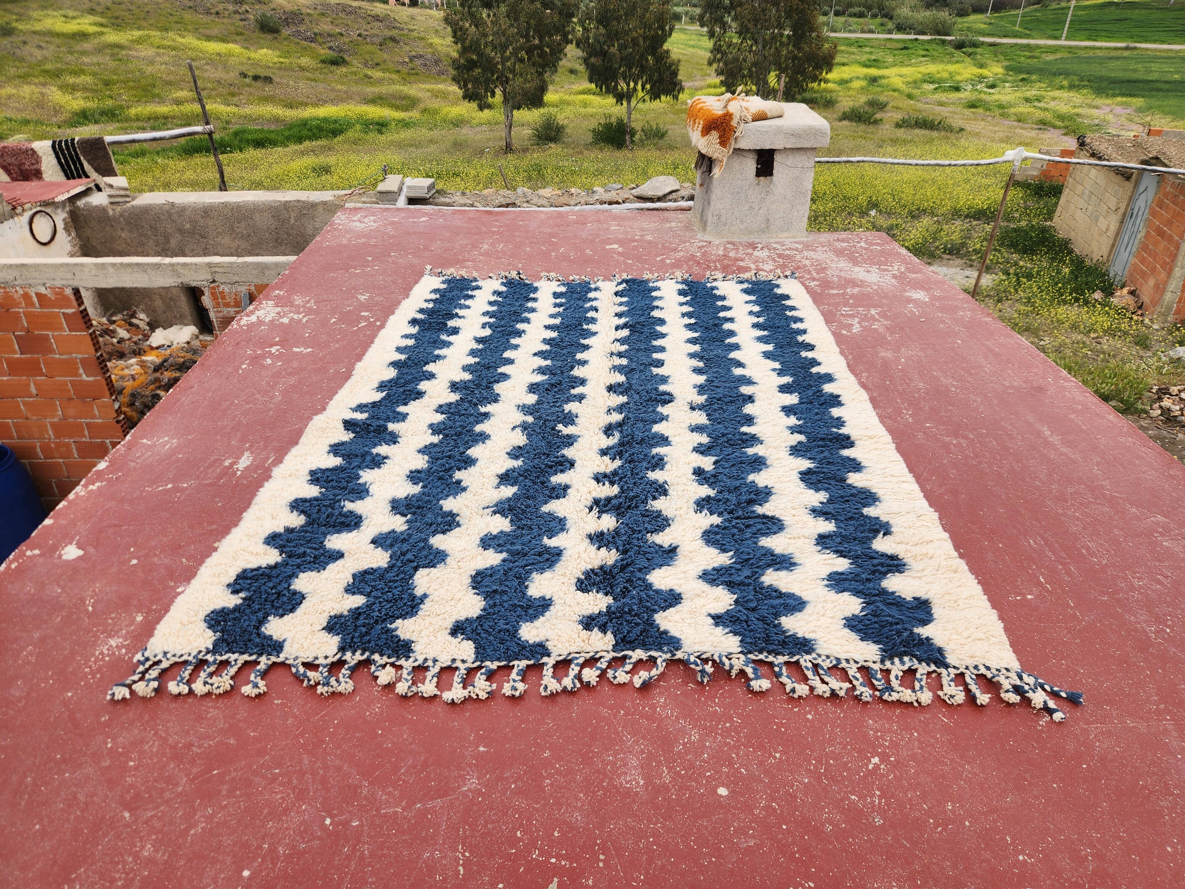 Large striped Berber rug 274x208 cm – Cream & blue wool – Graphic pattern