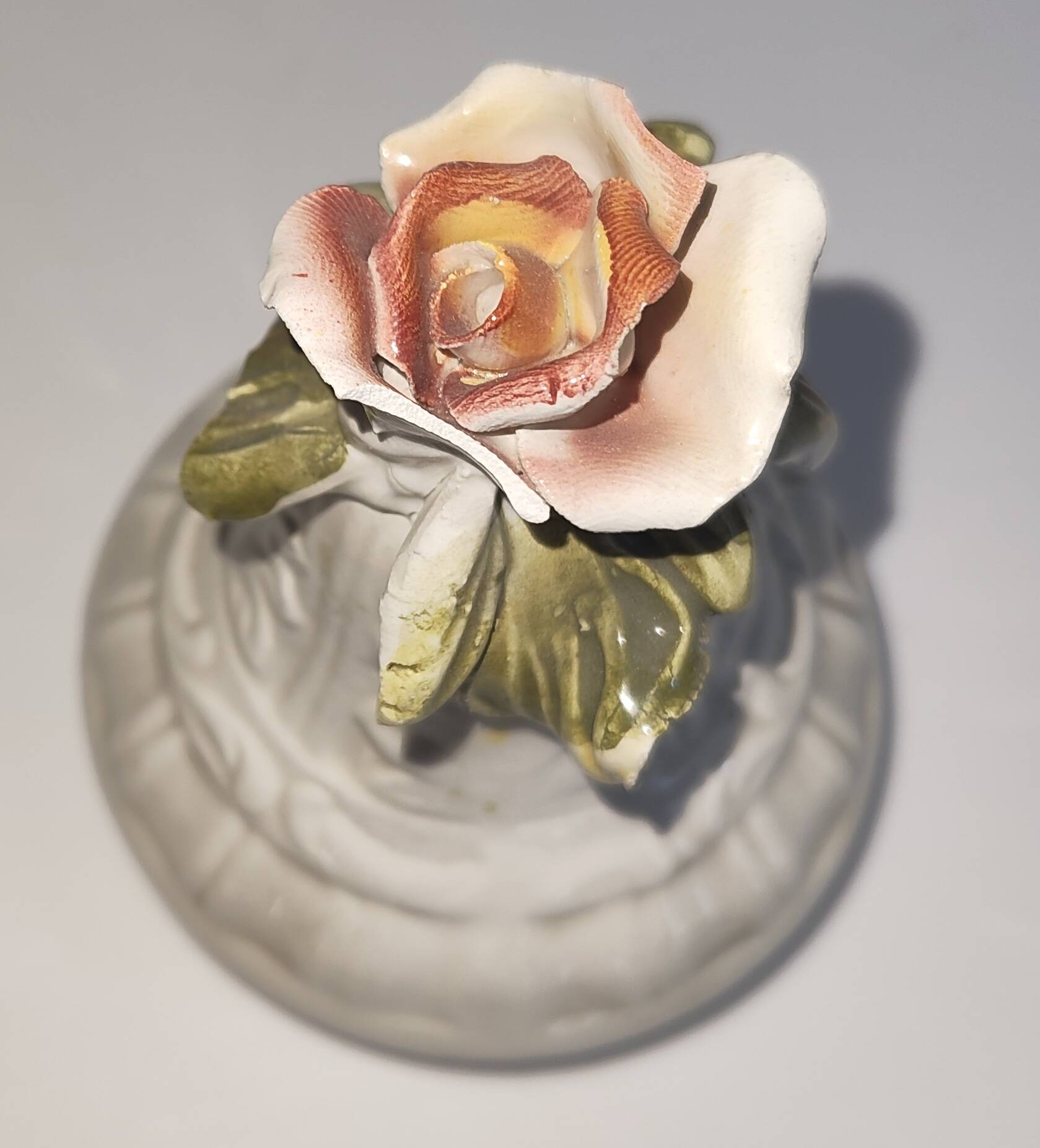 Pichet décoratif vintage en céramique italienne à décor floral en relief
