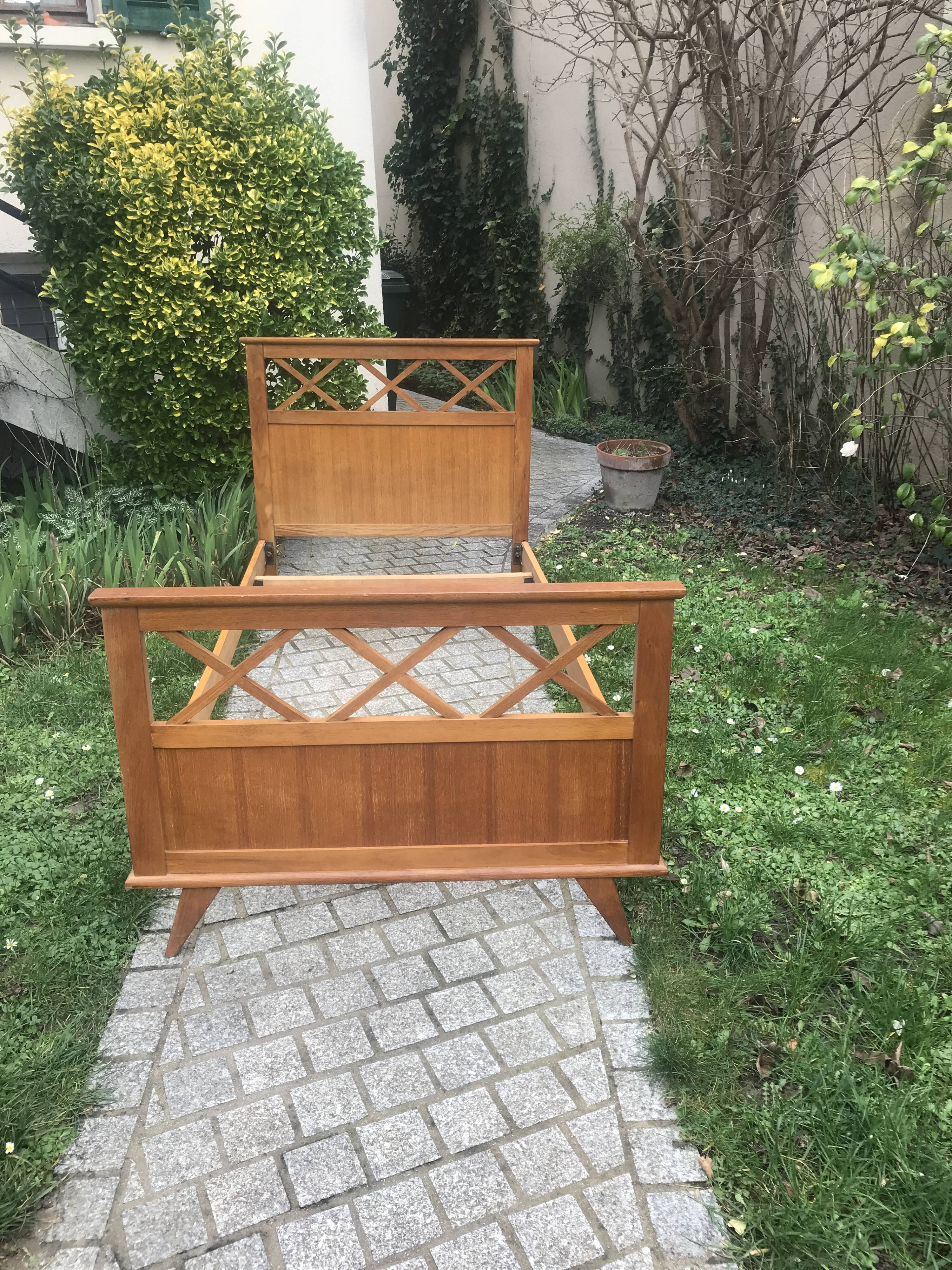 Bed with braces and feet compas vintage