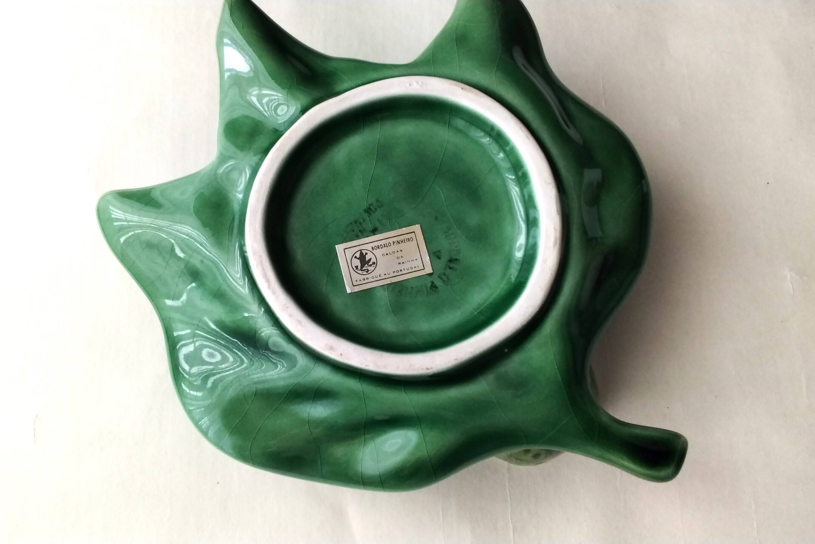 Portuguese slipware sauceboat Bornalo Pinheiro