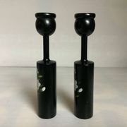 Paire de bougeoirs en bois peint