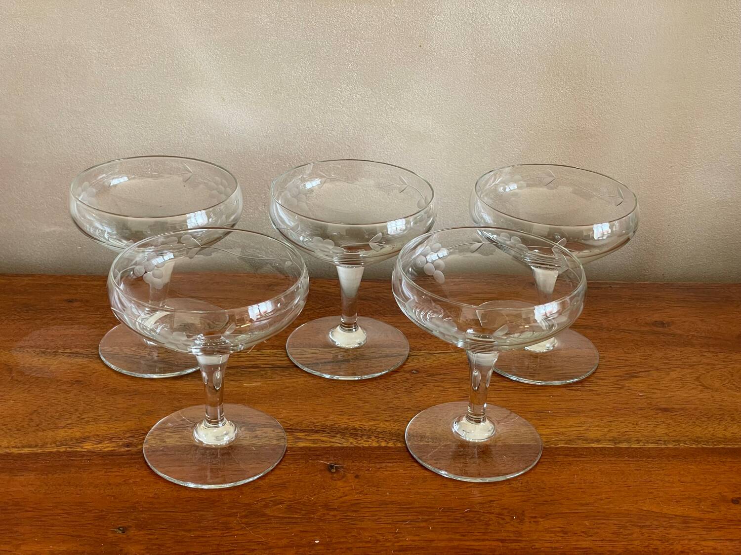5 champagne glasses with flower decoration