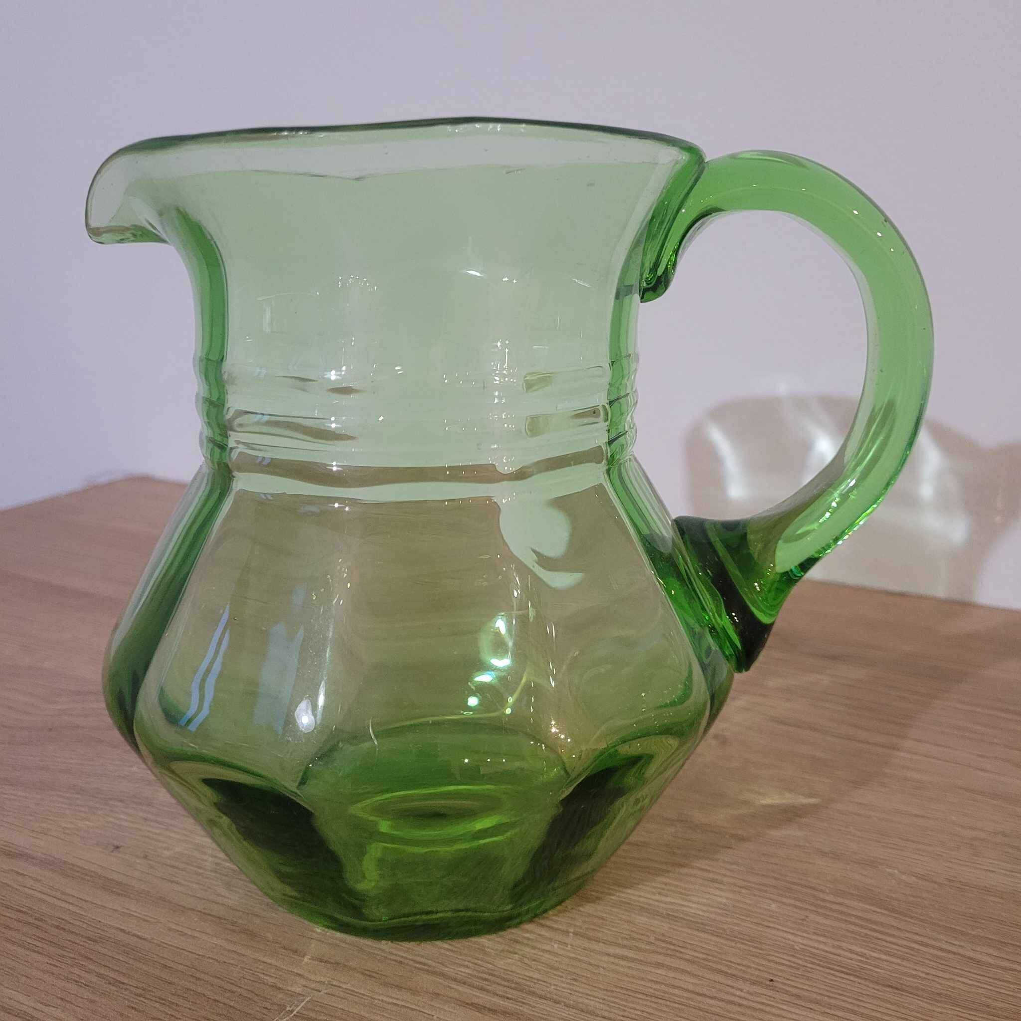Carafe en verre soufflé vert + 3 verres offerts