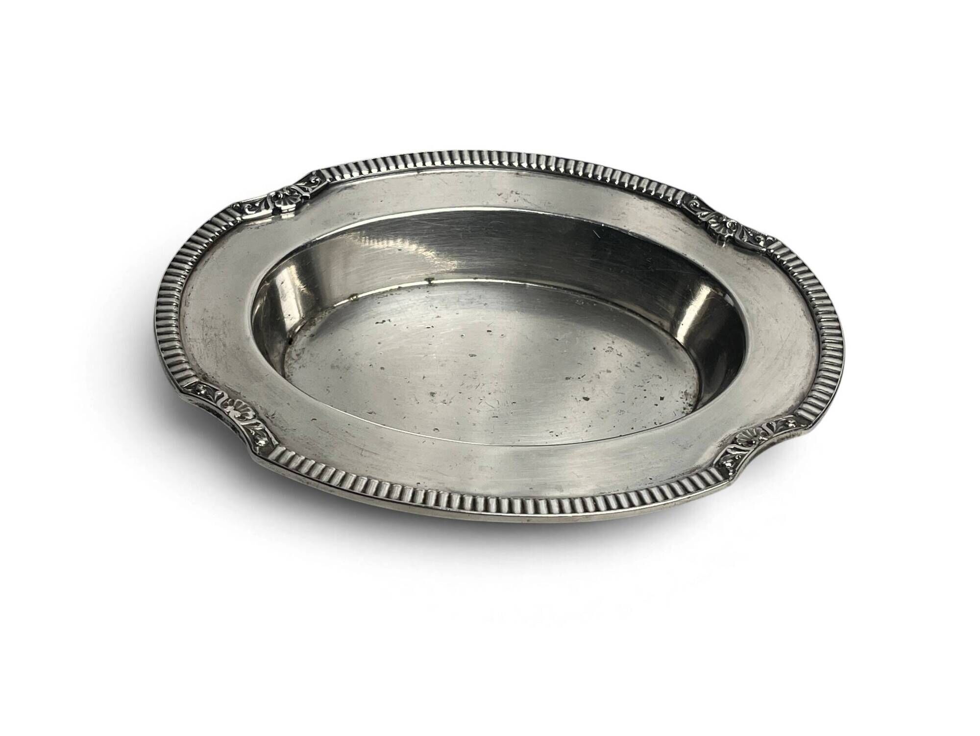 Oval metal silver-plated catchall with hallmarks from the early 20th century.