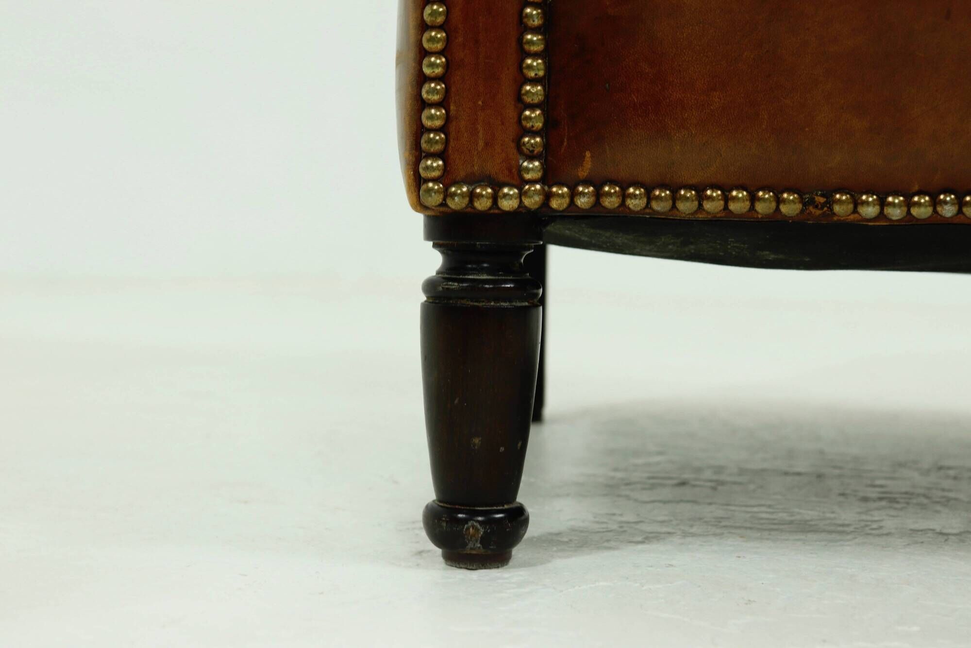Fauteuil en cuir de mouton patiné années 1950