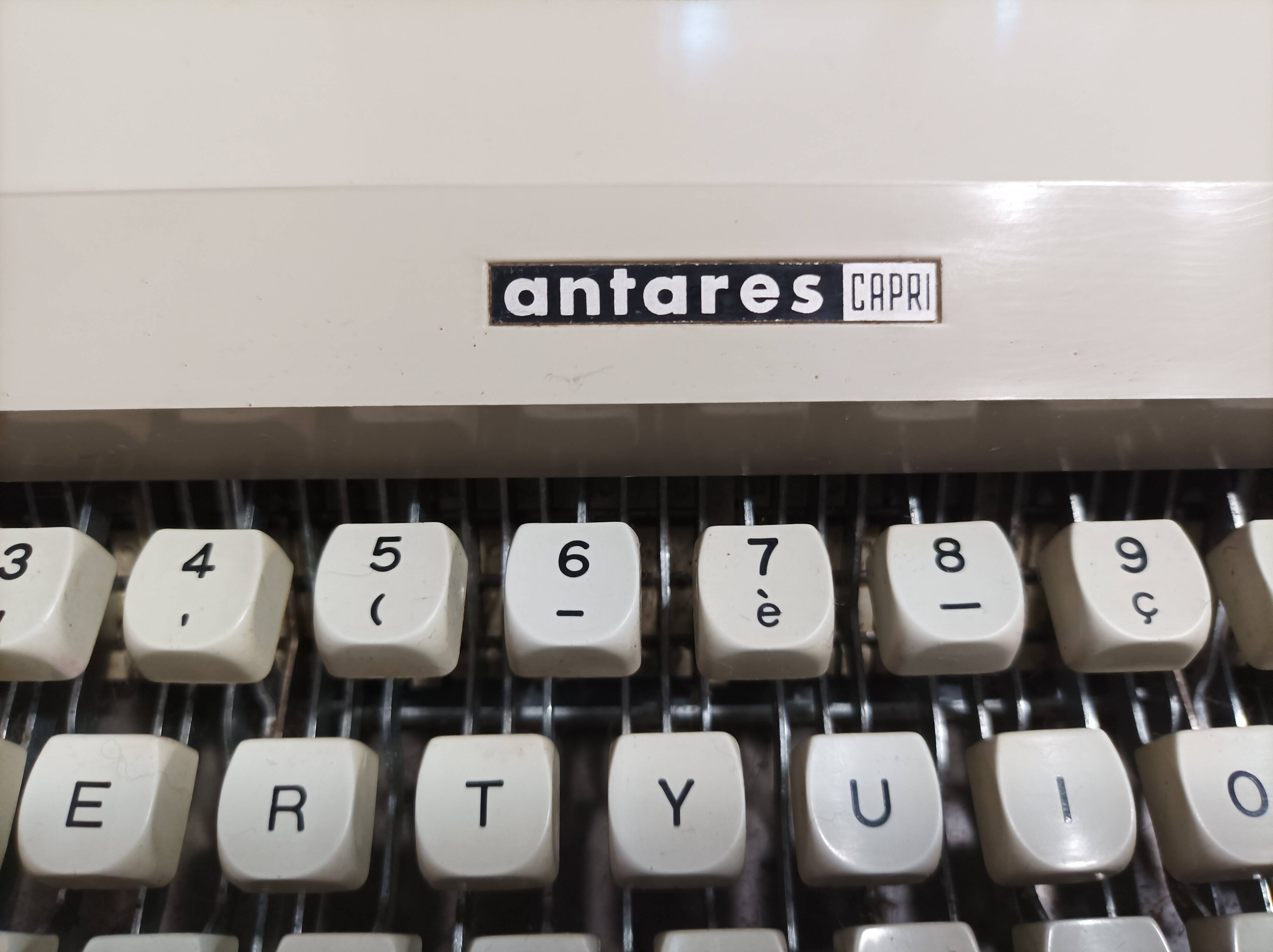 Antares Capri model typewriter from the 1960s (RARE)