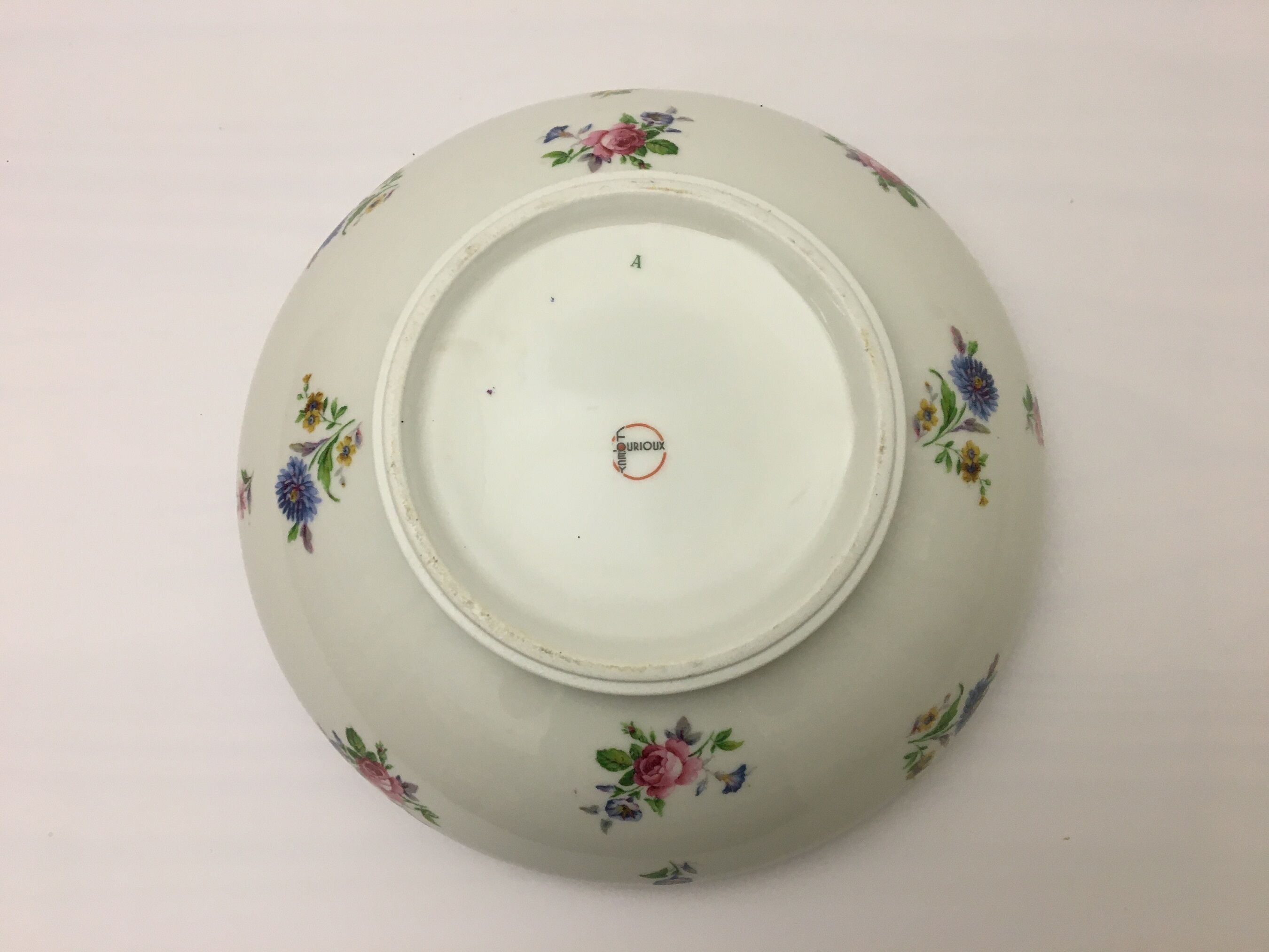 Salad bowl " Lourioux Foëcy " with flower motifs.