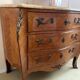 Commode de style Louis XV en marqueterie – marbre beige – bronze doré