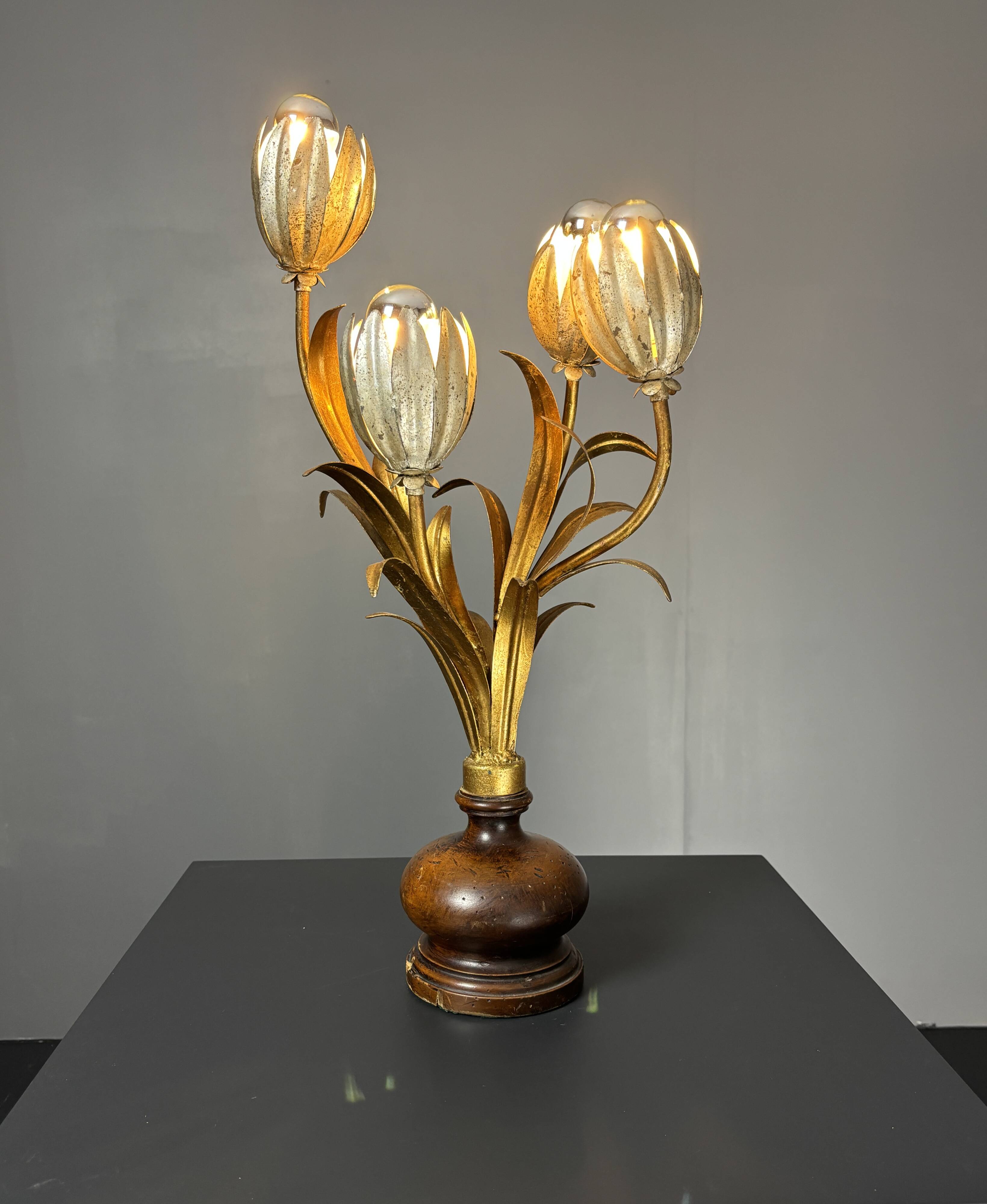 Midcentury Hollywood Regency Florentine gilt metal flower table lamp, 60s.