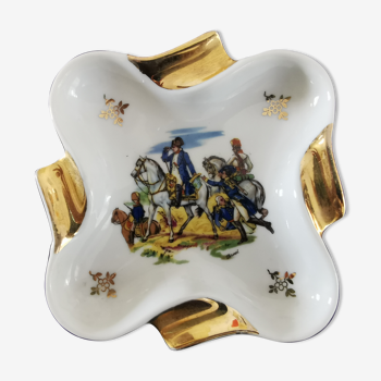 Cendrier en porcelaine représentant une bataille de Napoléon