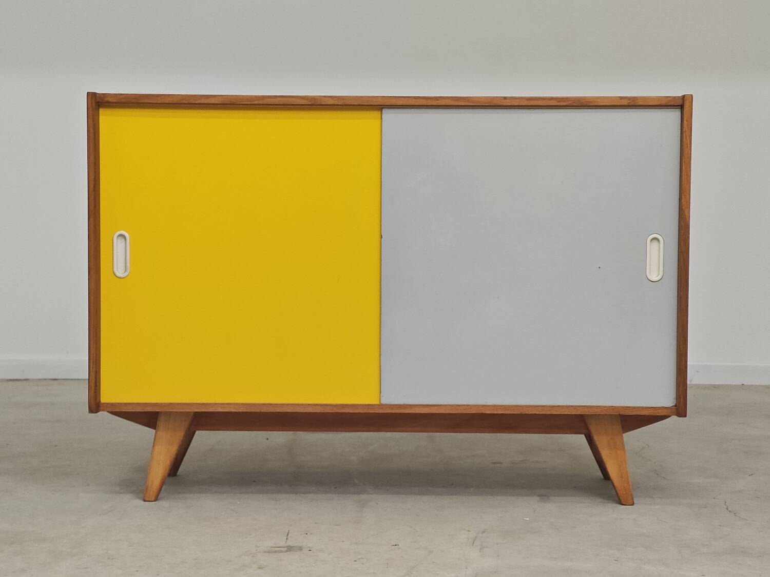Buffet U-452 jaune et gris par Jiri Jiroutek pour Interier Praha 1960