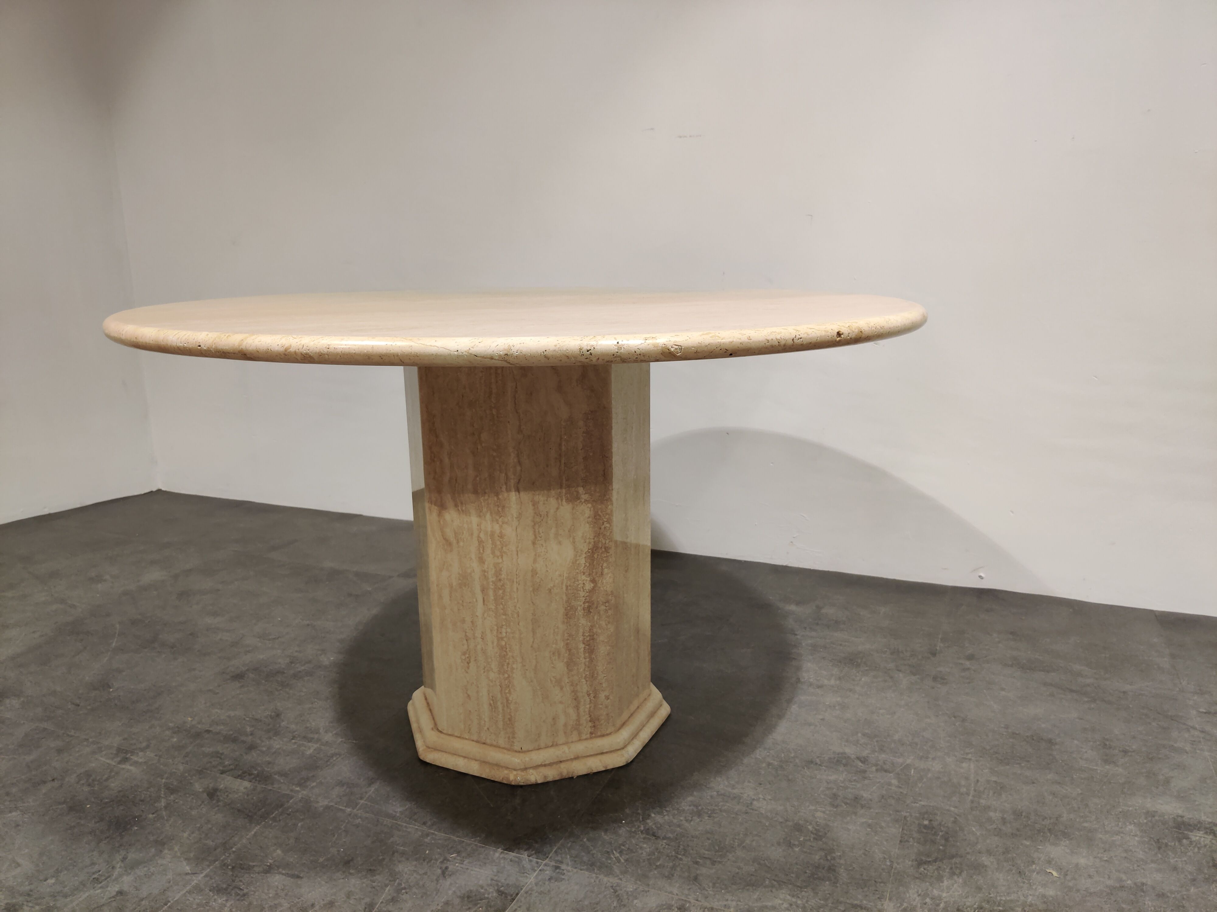 Round italian travertine dining table, 1970s