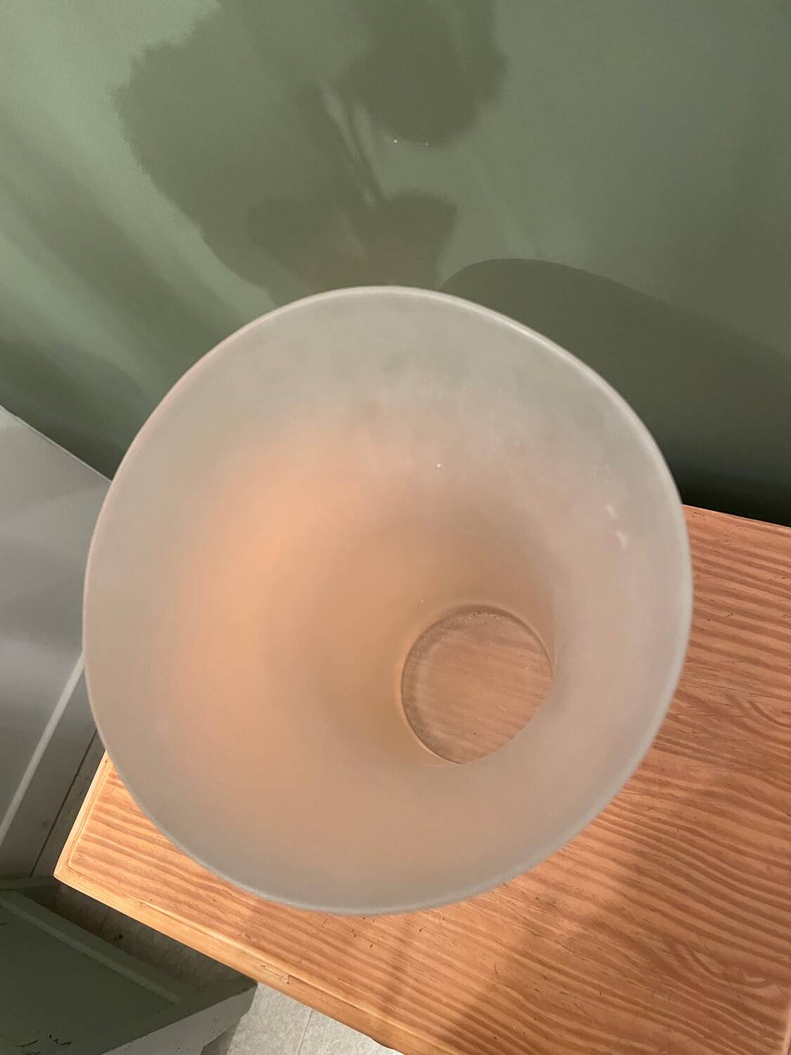 Vase adymetrique en verre opque
