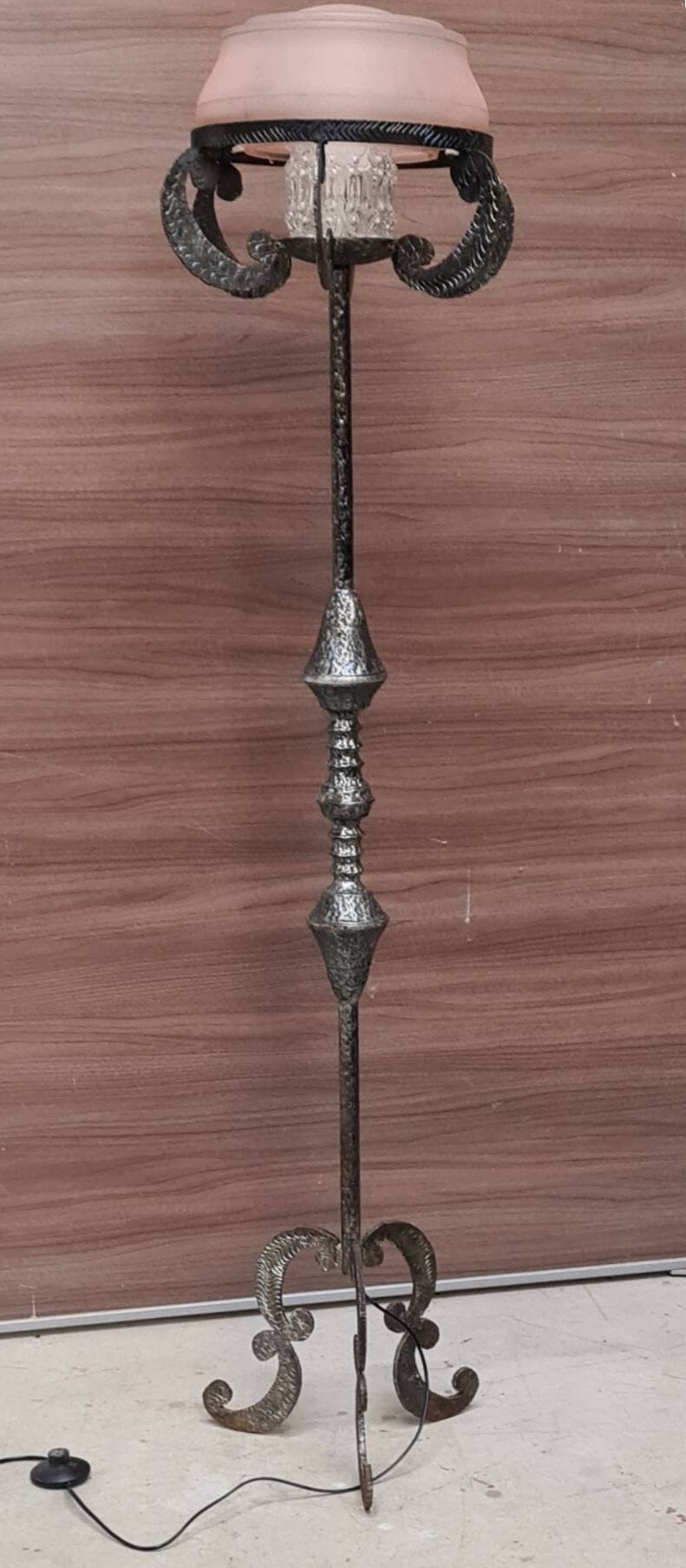 Hammered and patinated steel floor lamp, art deco style, 160cmx30 opaque pink glass and molded glass