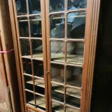 Small showcase decorated with a Louis XVI knot