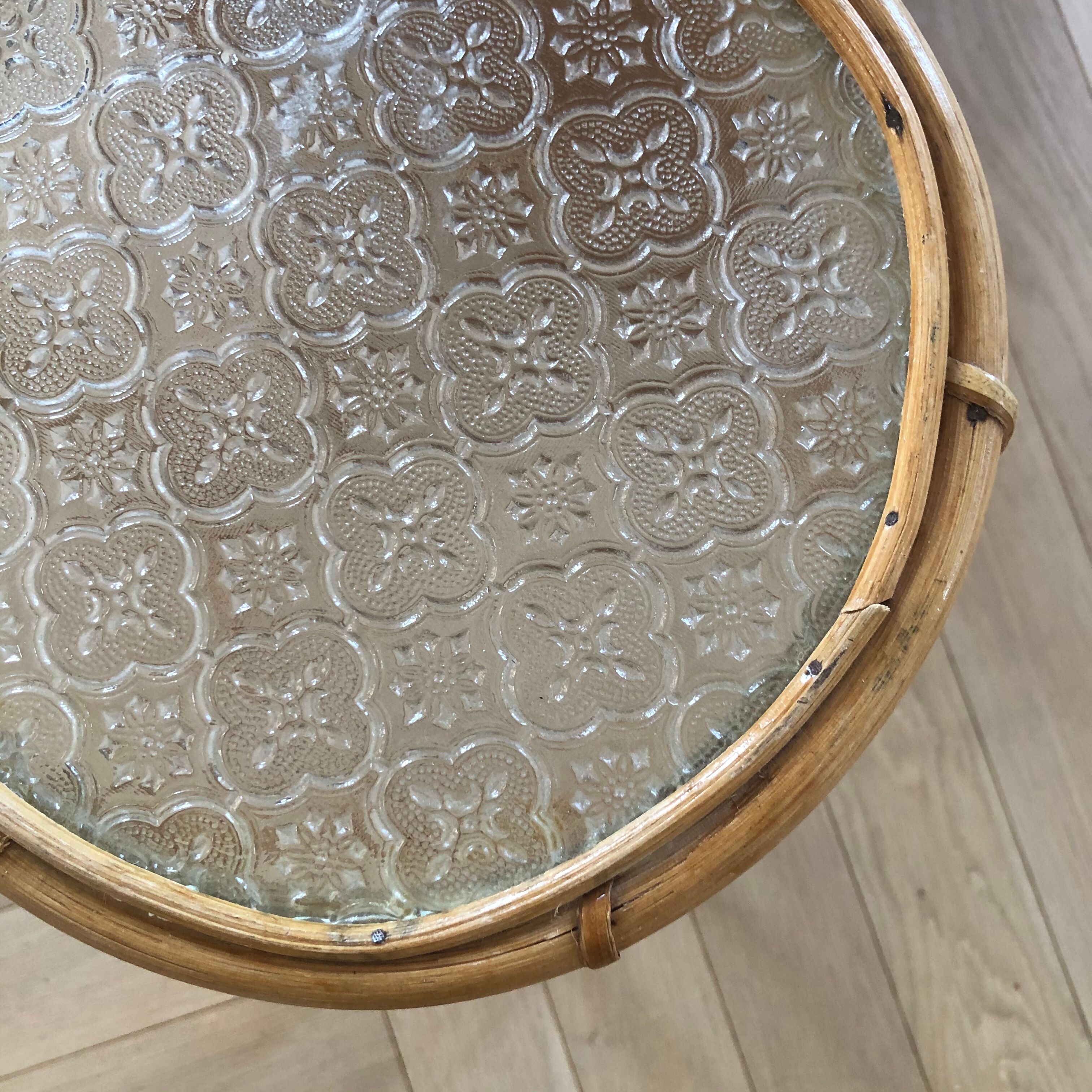 Sellette wears rattan plants