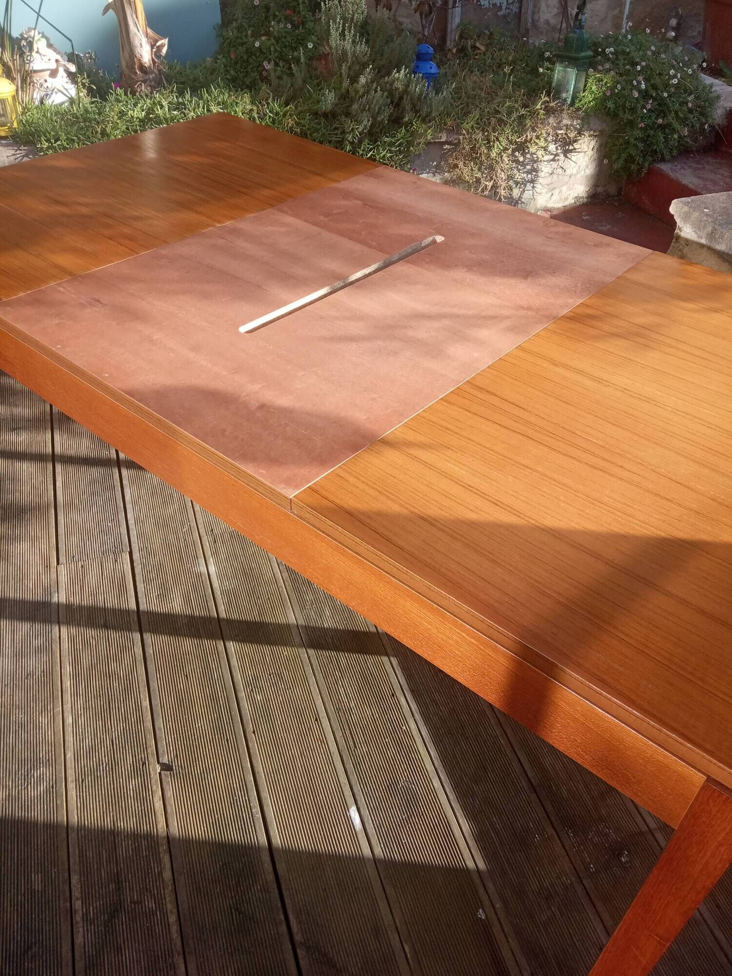 Table with two extension cords 50/60