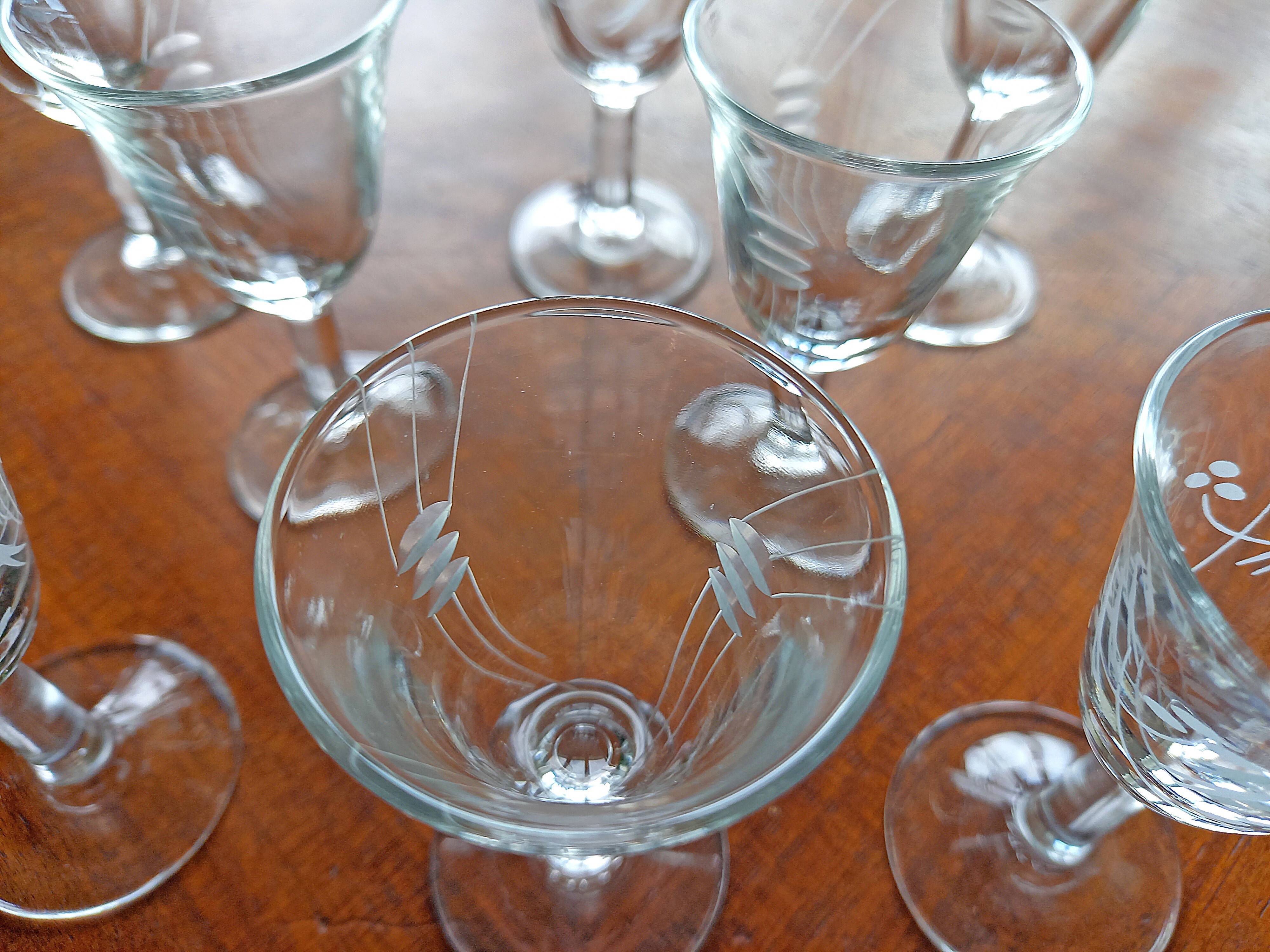 Set of 8 engraved glasses old with liquor or digestive 50s