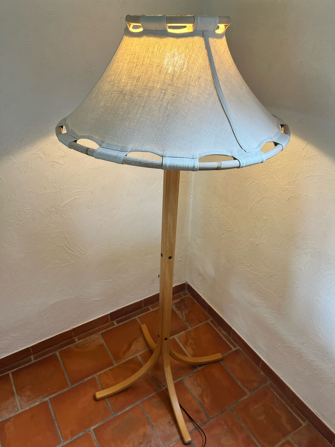 Floor lamp in wood, bamboo and linen