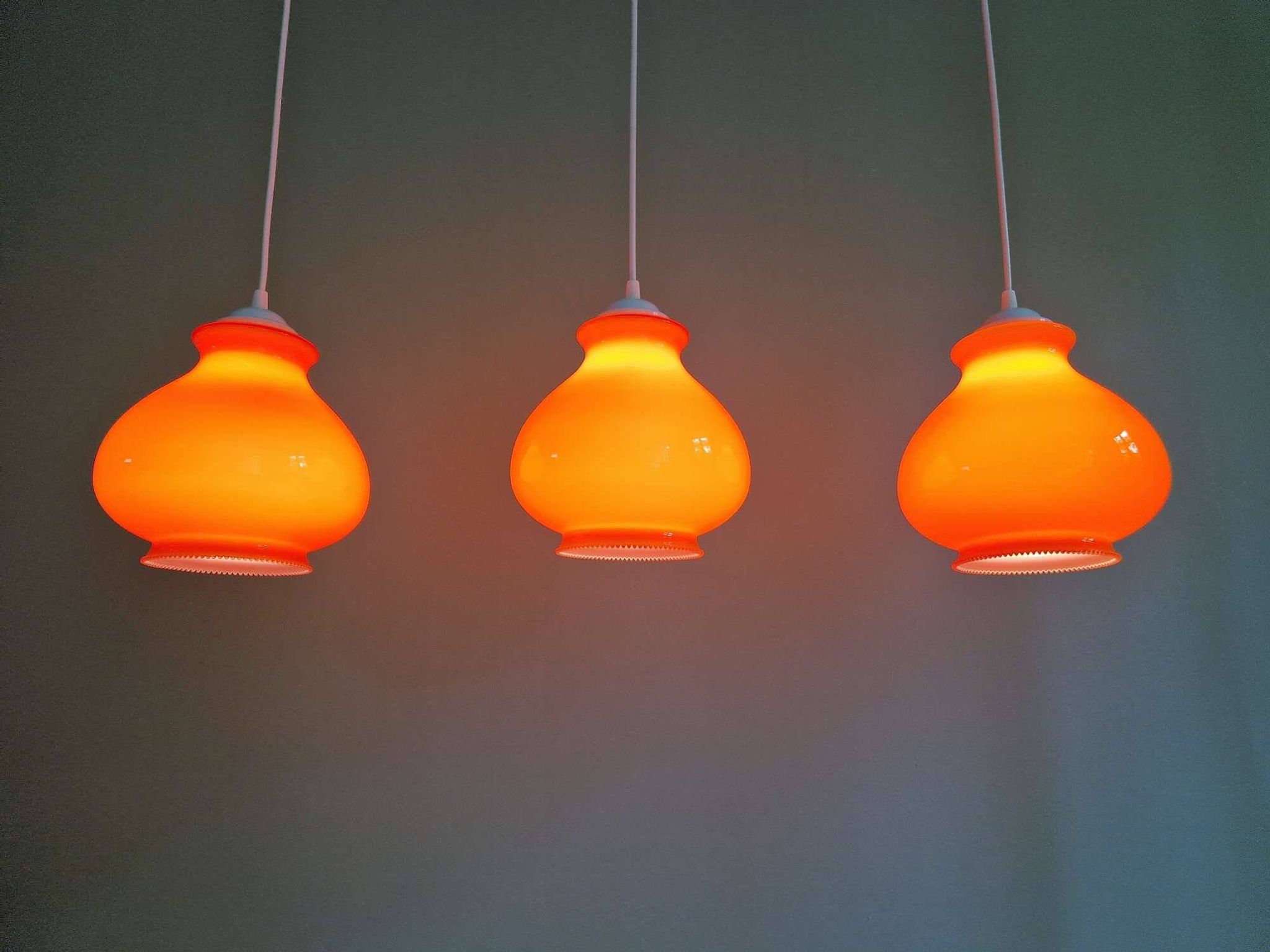 Trio de suspensions vintage en opaline orange, 1960-70