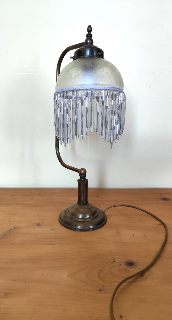 Lampe rétro laiton et abat jour en verre et franges en perles