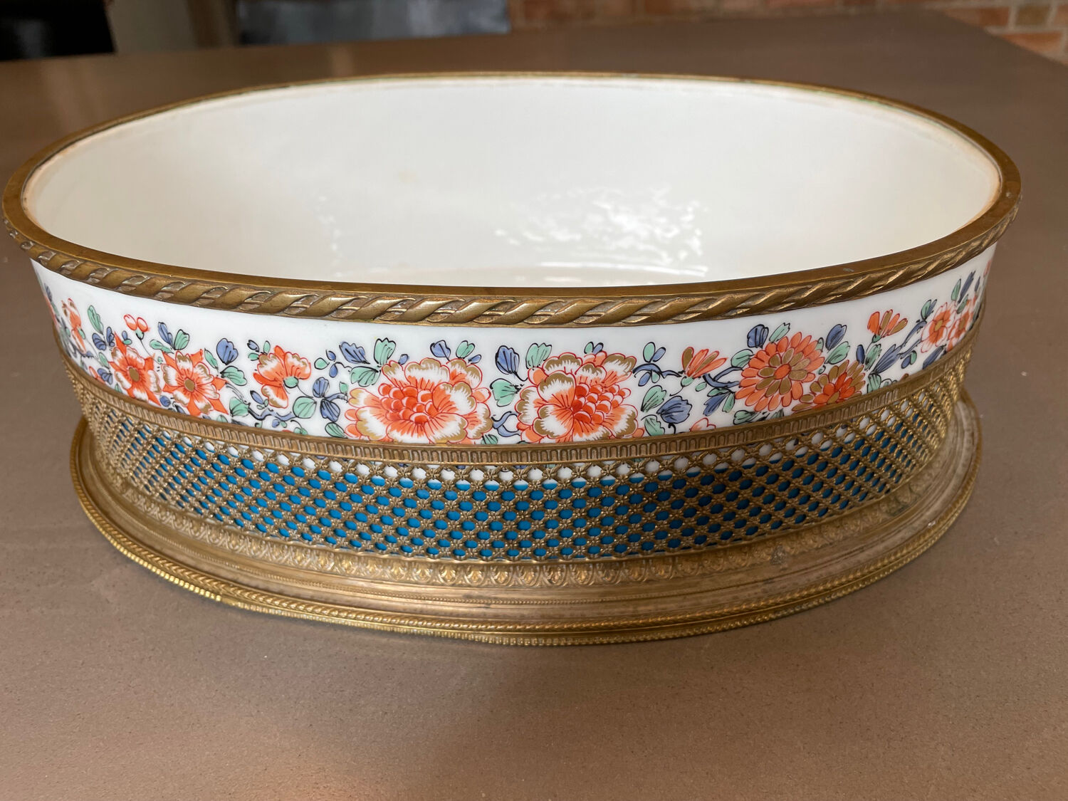 Porcelain planter with Japanese decoration, gilded brass base and rim, 20th century