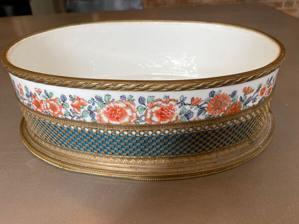 Jardinière en porcelaine à décor japonisant, socle et cerclage en laiton doré, XXe